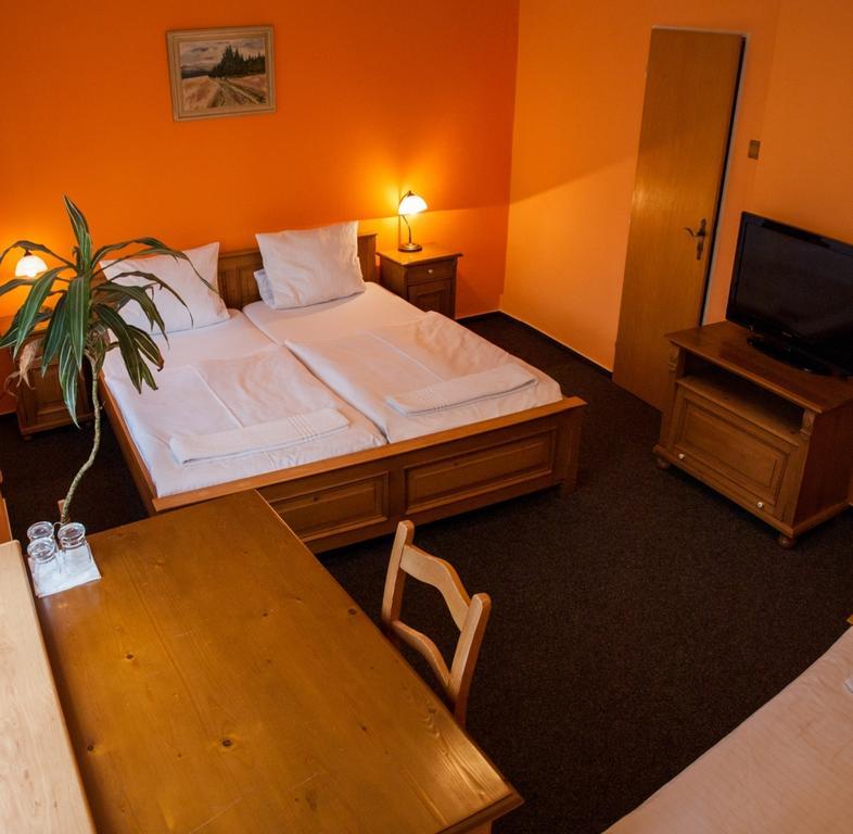 Hotel A Restaurace U Hrncire Kutna Hora Ruang foto
