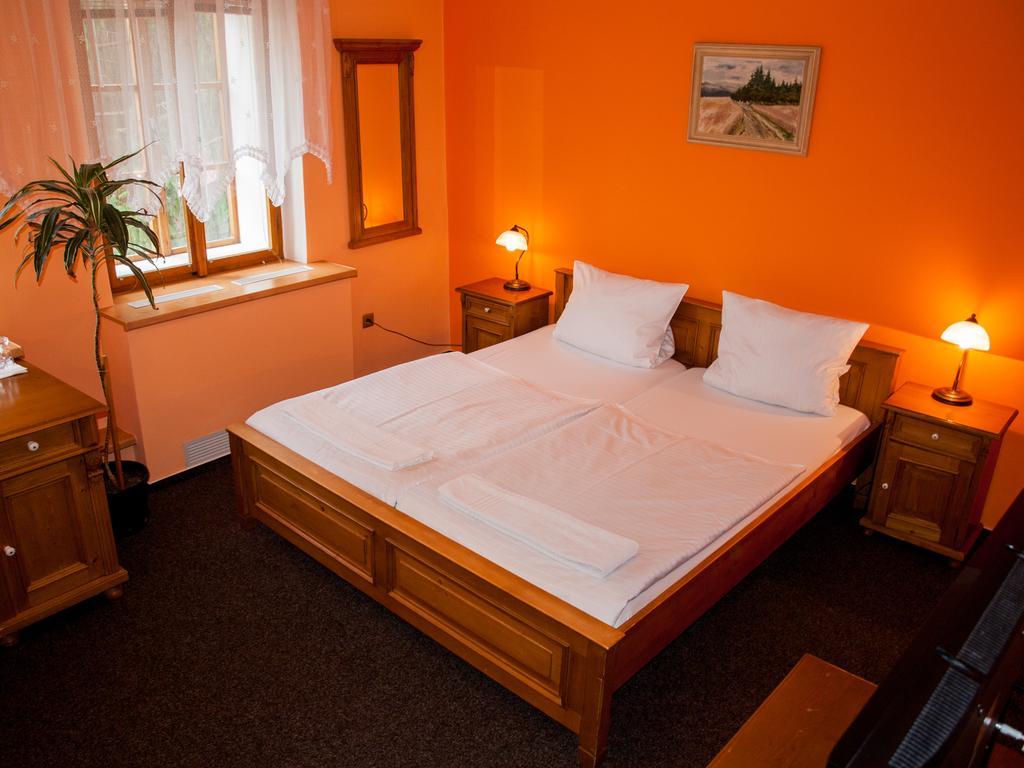 Hotel A Restaurace U Hrncire Kutna Hora Ruang foto